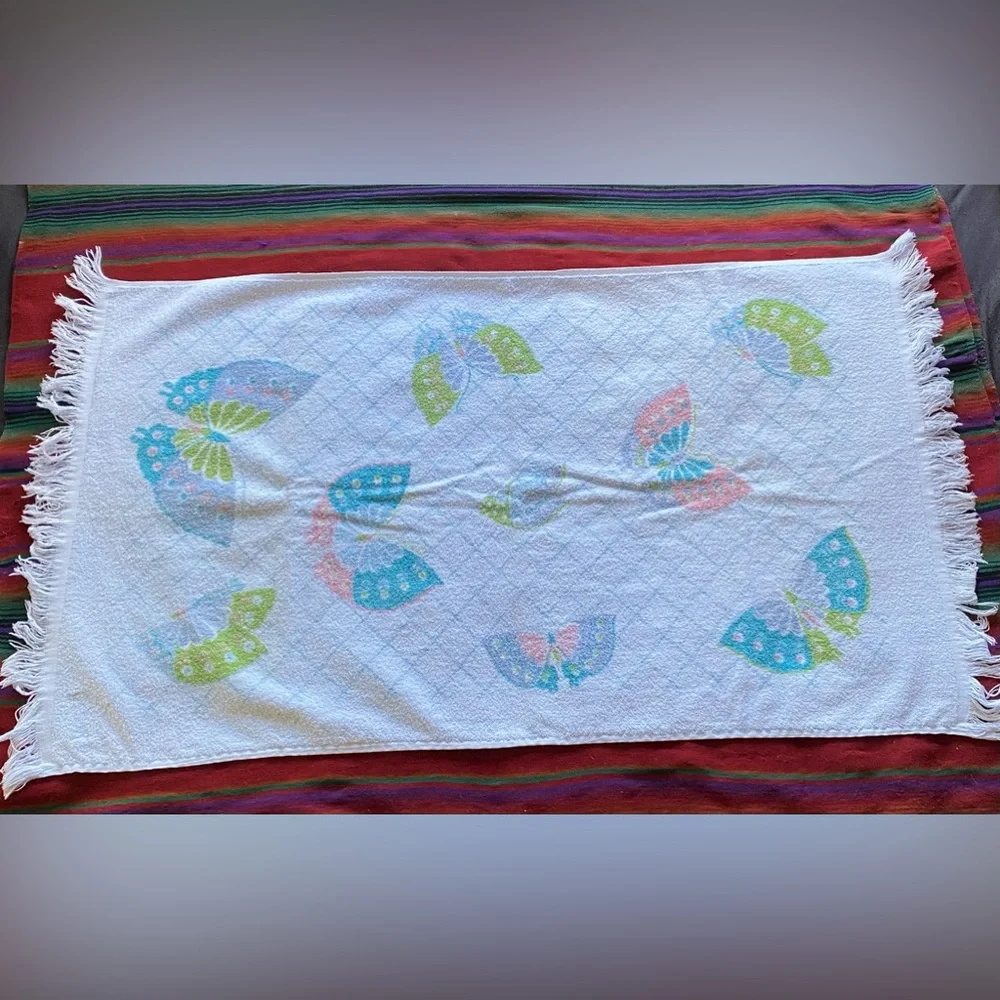 VTG 1970’s Butterfly Towel Set! 2 Large, 2 Hand Towels and 2 Washcloths!